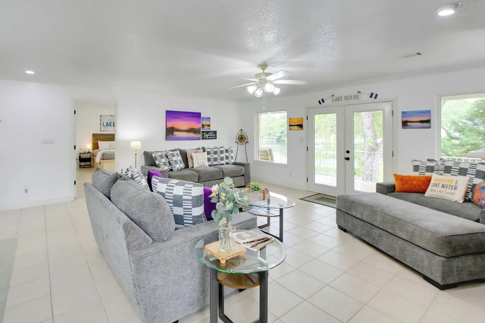 Lakefront Hot Springs Condo w/ Dock Access & Views