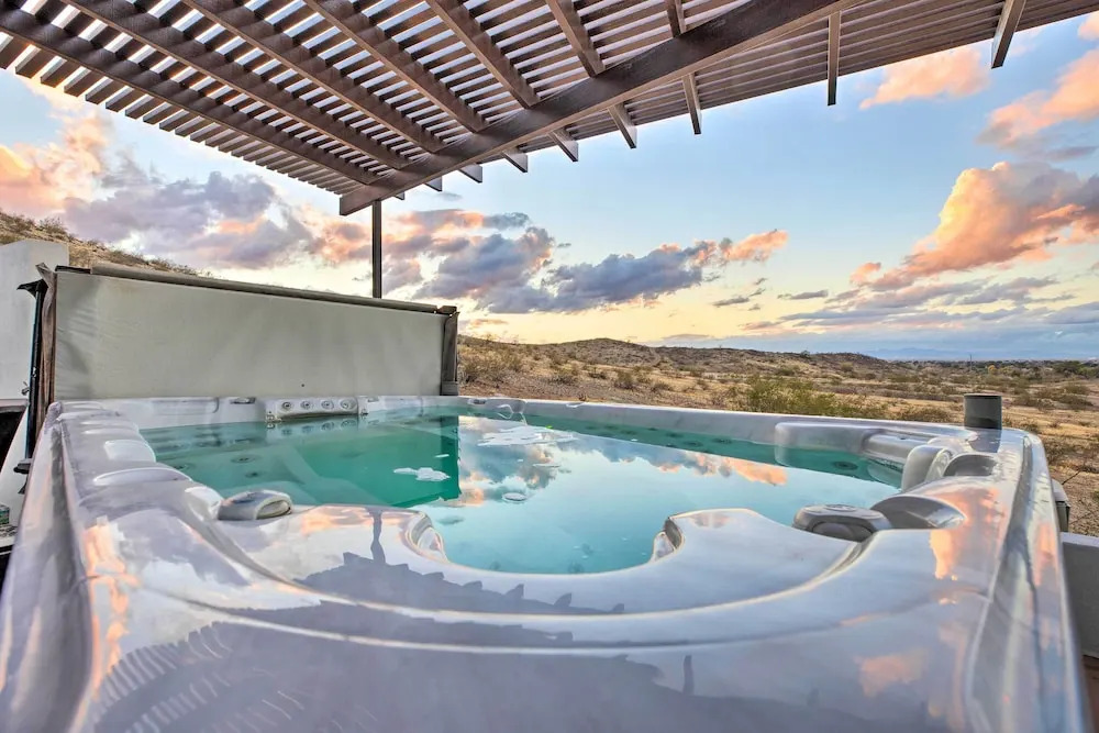 11 Mi to Dtwn Phoenix! Mtn-view Retreat w/ Hot Tub
