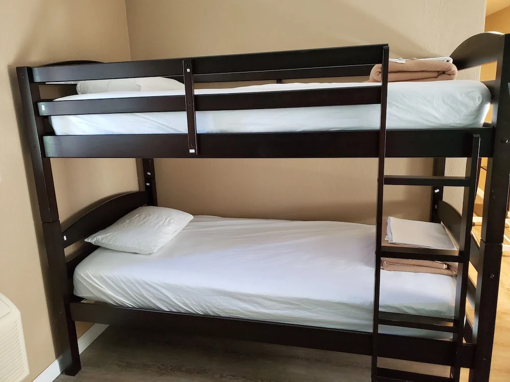 PineCrest Inn & Suites