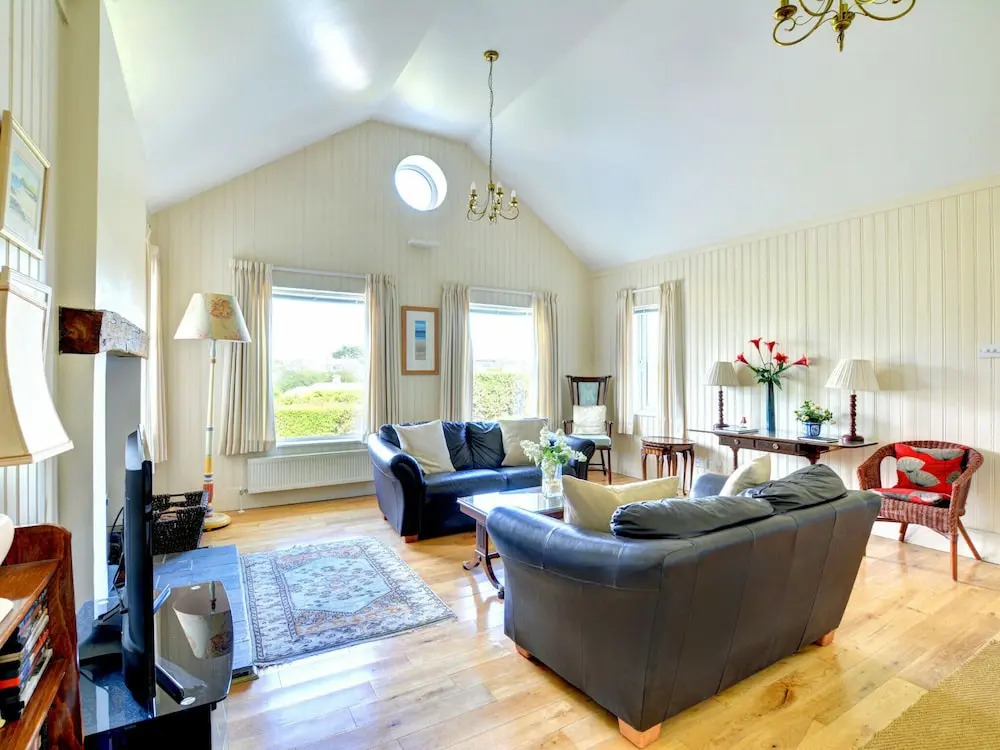 Luxurious,detached Holiday Home With Three Bathrooms and Parking