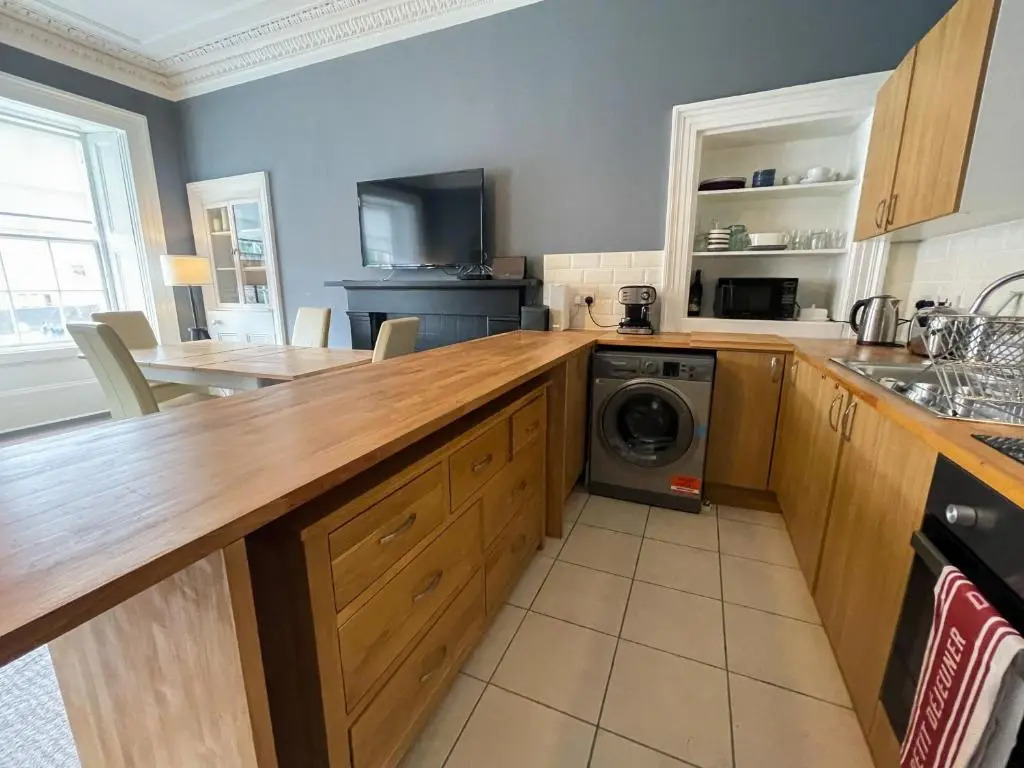 Spacious 3 bedroom Victorian flat City Centre