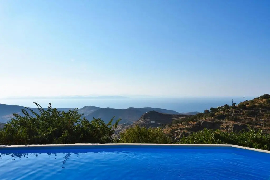 Family house with a swimming pool 5 minutes from Ioulida