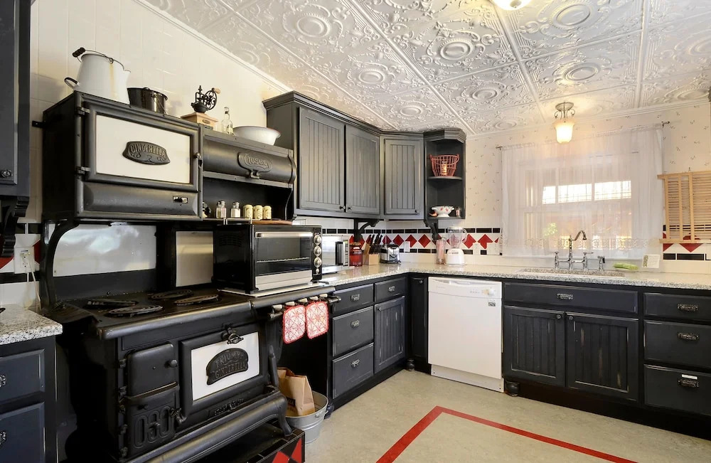 2BR 2BA Remodeled South Austin Cottage by RedAwning