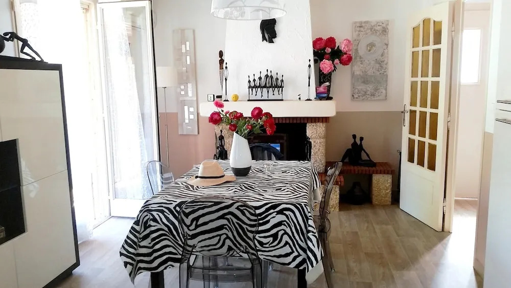 House With 2 Bedrooms in La Londe-les-maures, With Enclosed Garden and