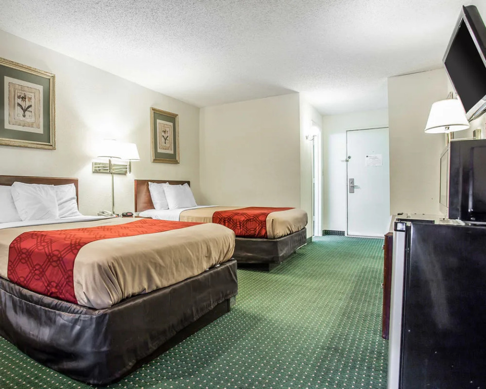 Econo Lodge Inn & Suites Fort Jackson area