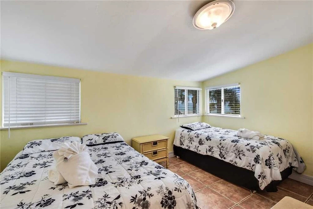 Gulf Pearl, 2 Bedrooms, Beach Front, Gas Grill, Sleeps 7