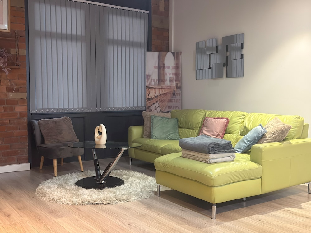 New Apartment - Sleeps 4 - Parking - City Centre