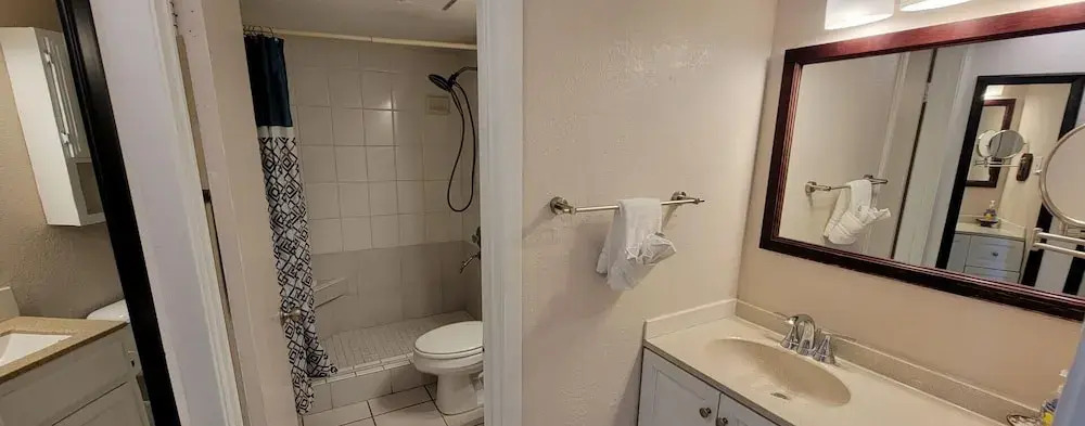 Beach access Condo Nice pool/hot tub area w/bbq 2 Bedroom Home by RedAwning