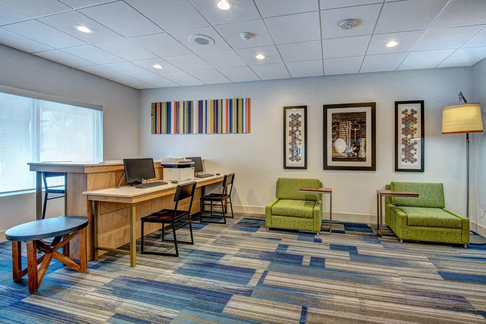 Holiday Inn Express & Suites Woodbridge