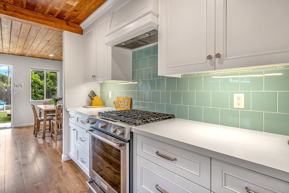 Charming 2 BDR Seaside Cottage 5 Min to Beach!