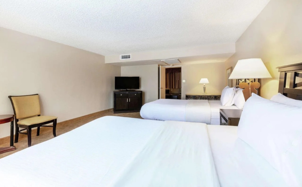 Embassy Suites Kansas City Plaza