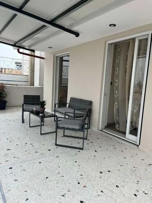 Top roof appartment Oropos 5' beach