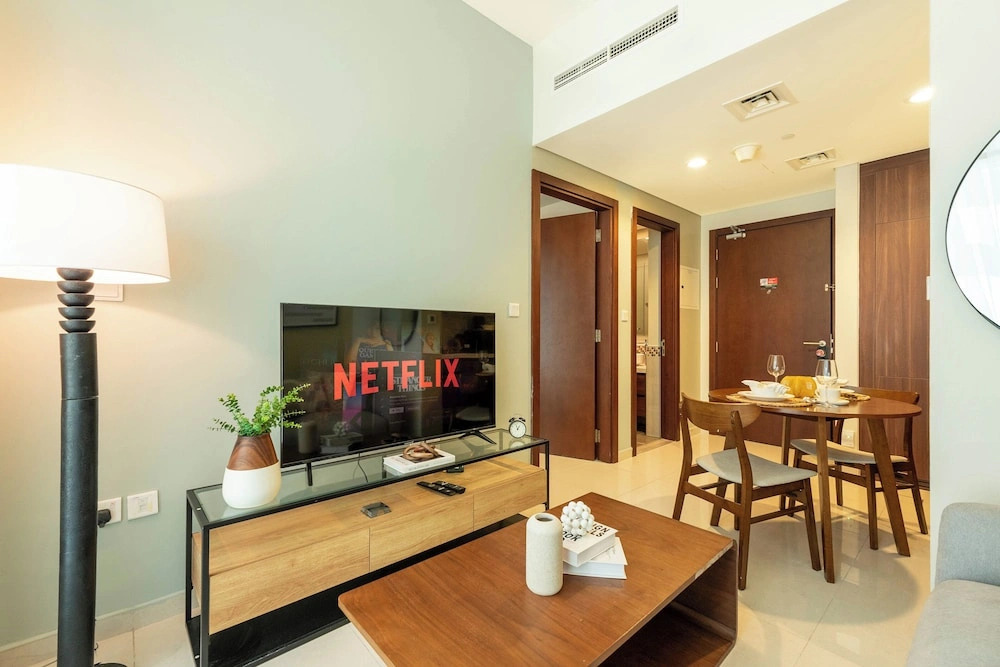 Elegant Reva 1BR - Pool & Gym