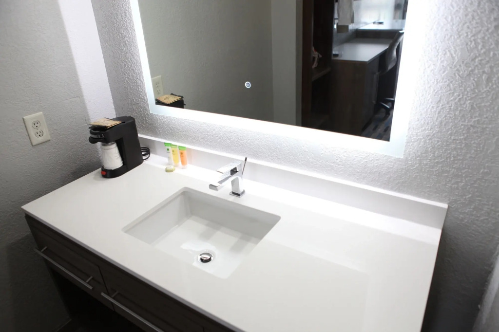 All Seasons Inn & Suites