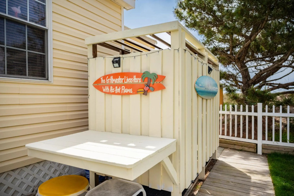 Ivy Cottage by Oak Island Accommodations