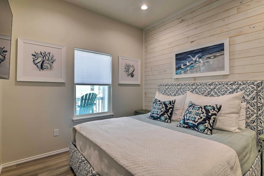 6 Mi to Beach: Rockport Home w/ Pool Access!