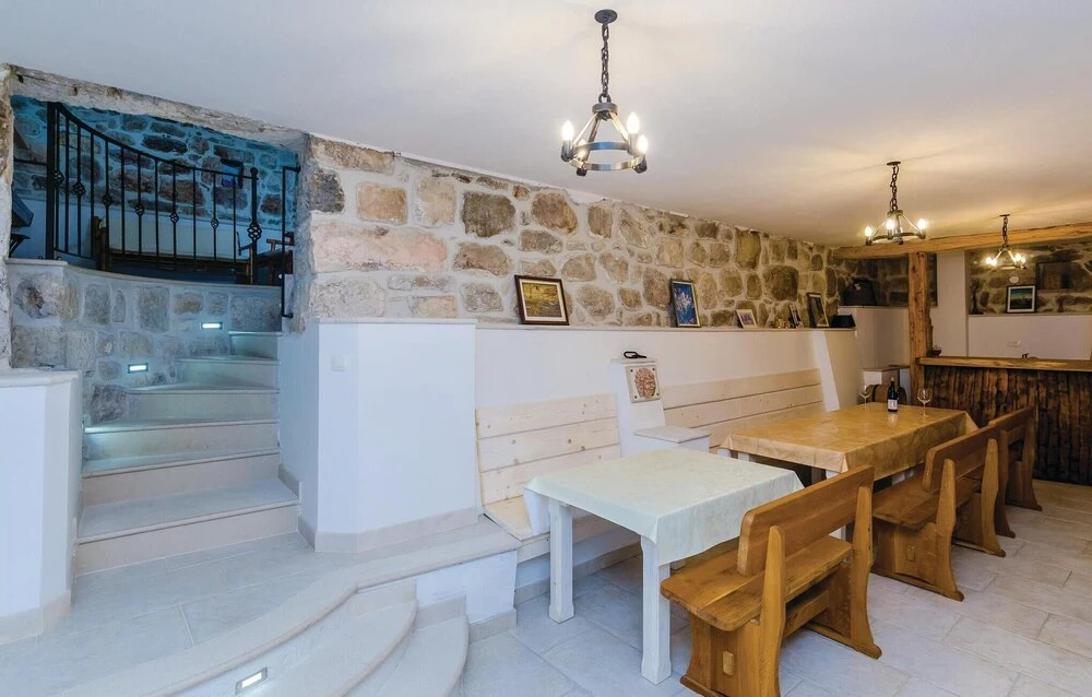 Stunning Home in Lovorno With Wifi and 5 Bedrooms