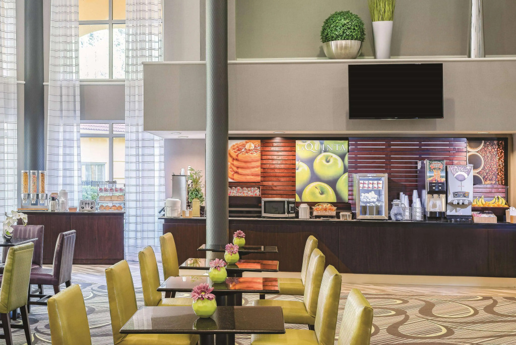 La Quinta Inn & Suites by Wyndham University Area Chapel Hill