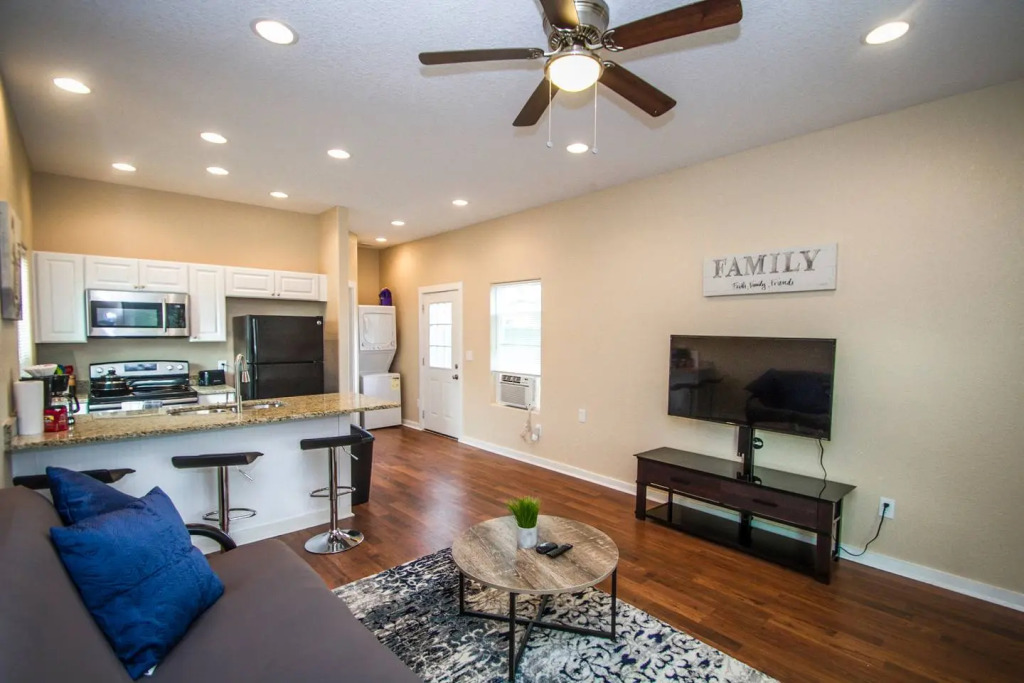 Douglas Way Remodeled House Near Downtown 1BA/1BA