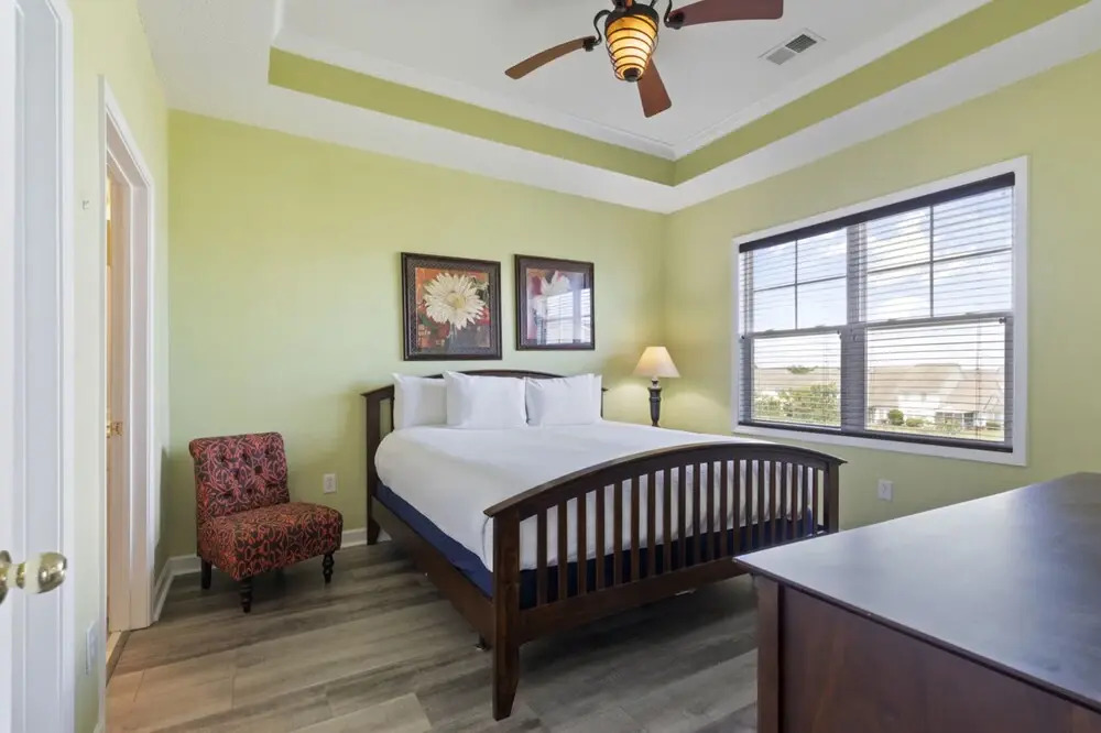 Sunny 2BR Condo with Community Pool and Close to Attractions