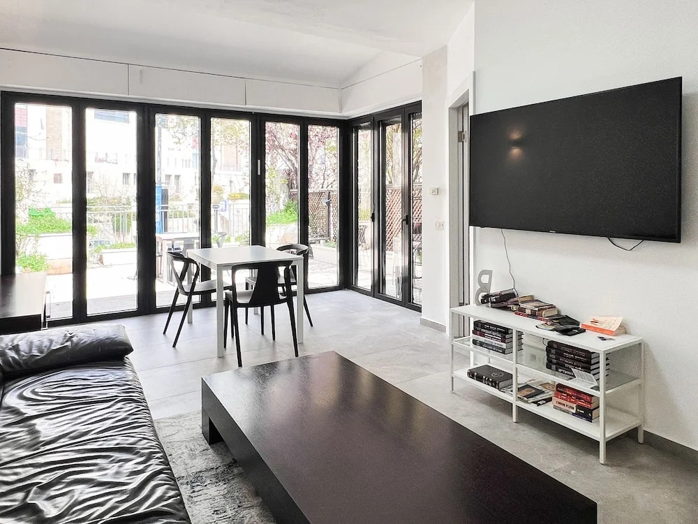 2 BR next to Old City with Patio by FeelHome