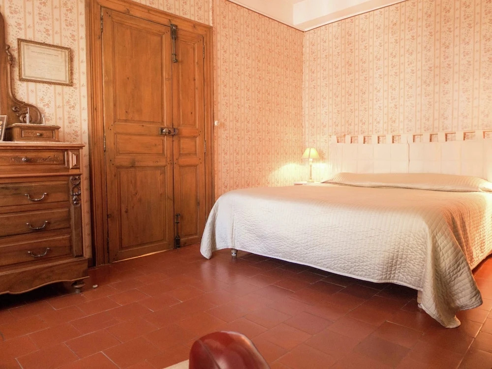Beautiful, Large Village House With Private Pool and Close to Swimming Beach!