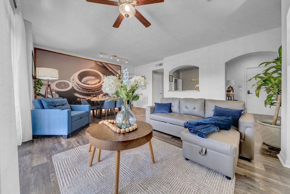 Vibrant 2BR 2BA w King Bed Pool Gym 11