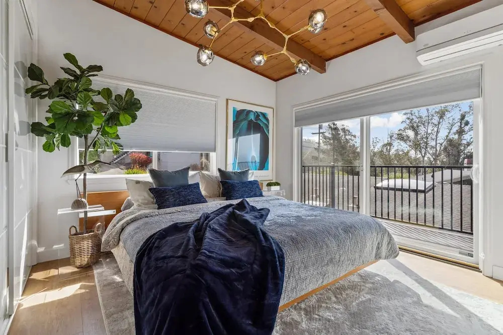 180-Degree Ocean Views Deck + Hillside
