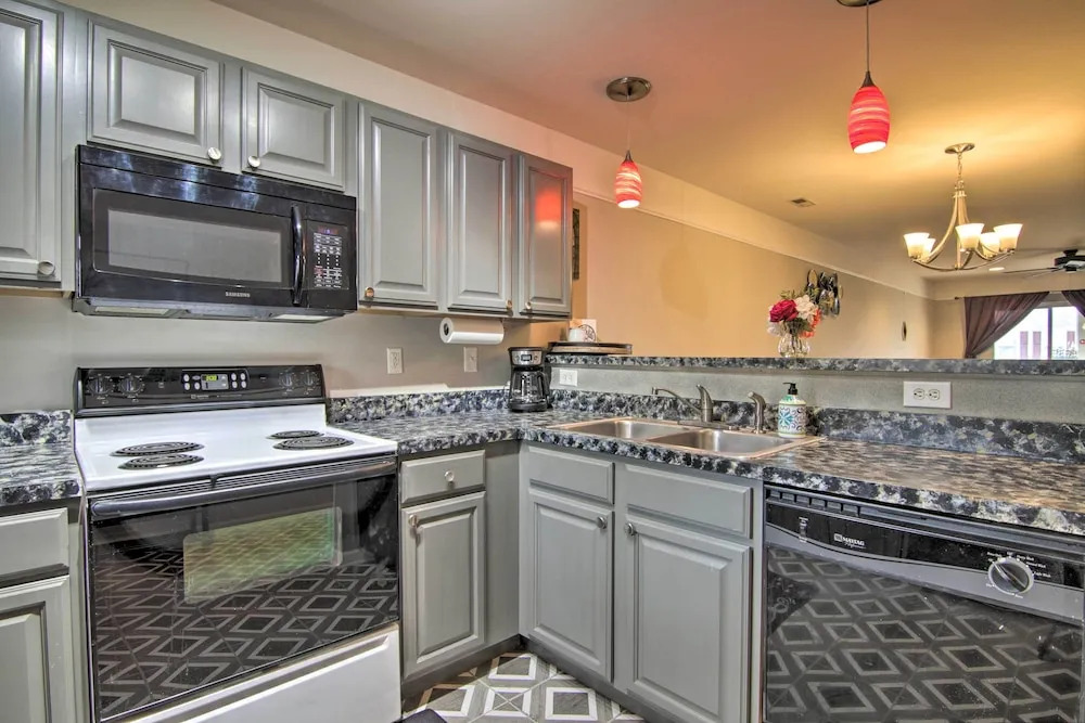 4 Mi to Ocean: Lewes Beach Condo w/ Screened Porch