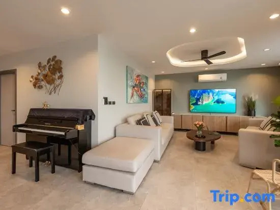 Lakeside 5-BR New Pool Villa in Gated Community