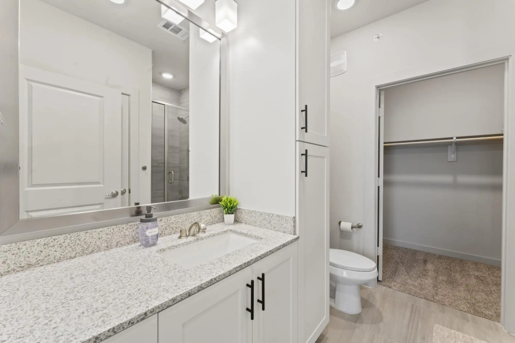 Top Floor 2BR King Beds Suite 8 Min to Downtown