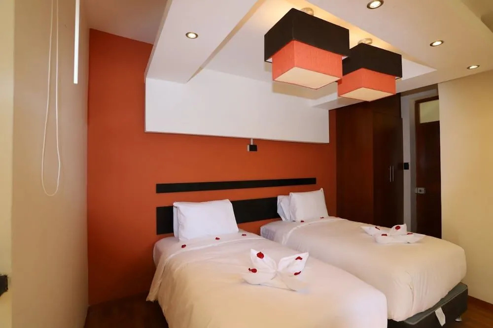 Capac Hotel II