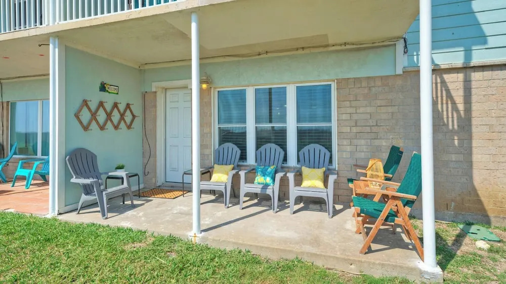 Sleeps 18 2 Beachfront Condos, Pool, Pickleball Courts Island Retreat