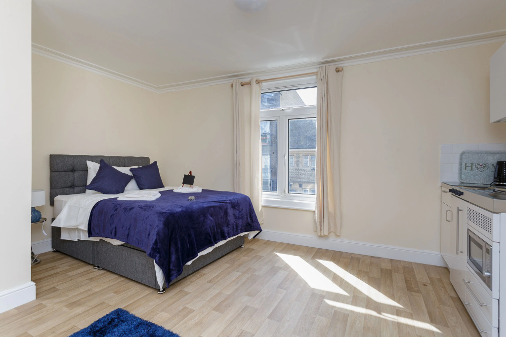 St Marys Modern Central Huge Studio Apartments
