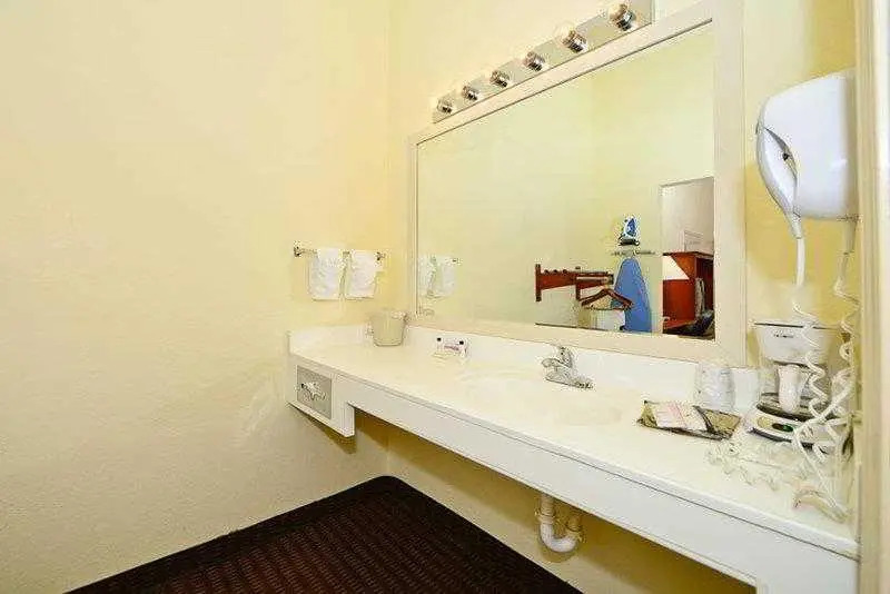Manchester Heritage Inn & Suites