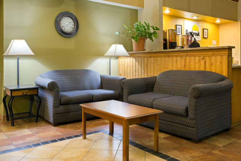Days Inn by Wyndham Clinton