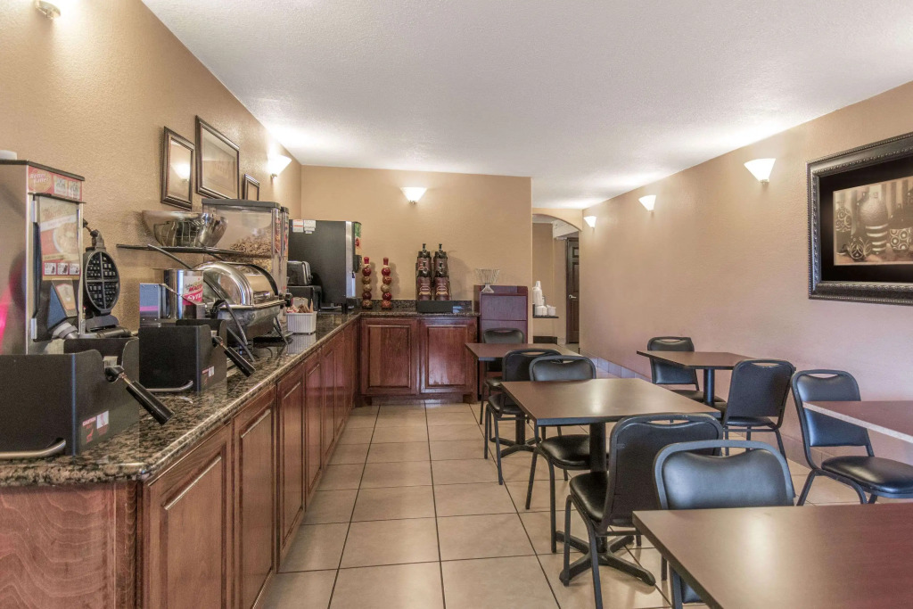 Super 8 by Wyndham Beaumont I-10 College St
