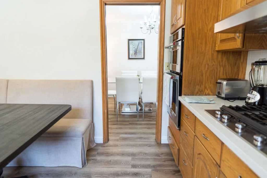 BEAUTIFUL 4-BEDROOM BURBANK HOME WITH SWIMMING POOL!  (p12)