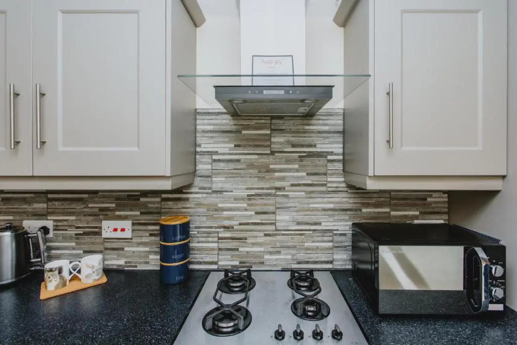 Spacious 2nd Floor Apartment - King Size Bed & Free Parking