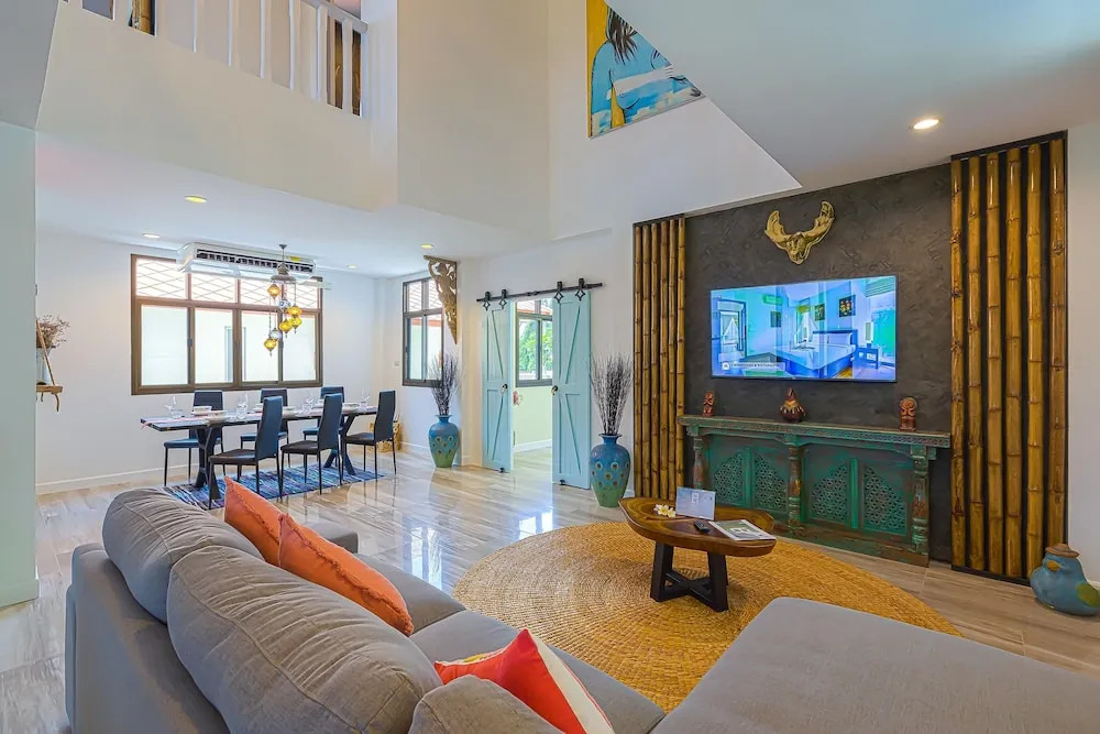 Pool villa  4 BR walking to Beach HV