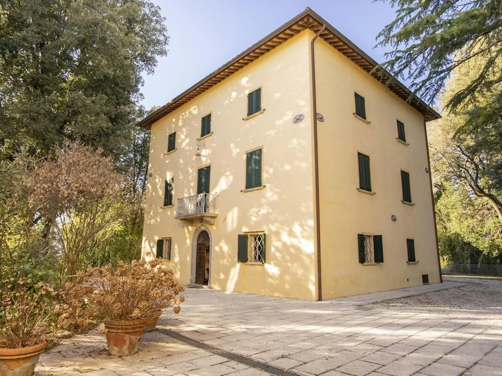 Apartment near Donatello Sculpture