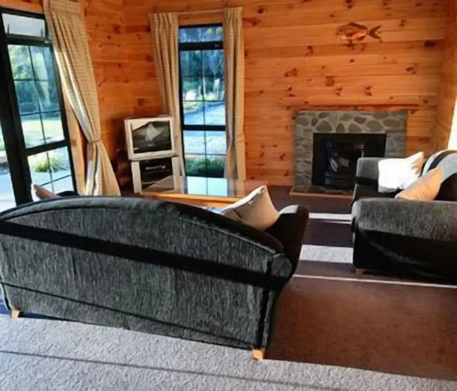 Paparoa Beach Hideaway with Hot Tub