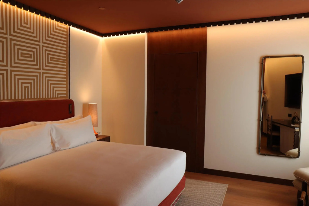 Palacio De Godoy Caceres, Curio Collection By Hilton