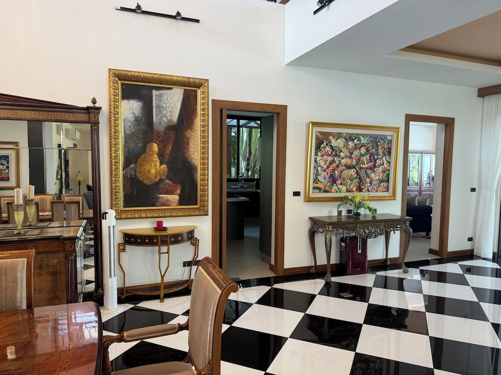 Villa Viola | 7 BR Brand New Fully Staffed Villa