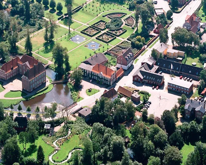 Den Gamle Kro, Gram