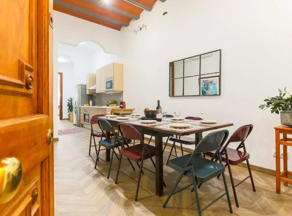 Great Spacious Apartment in the Gothic District City Center