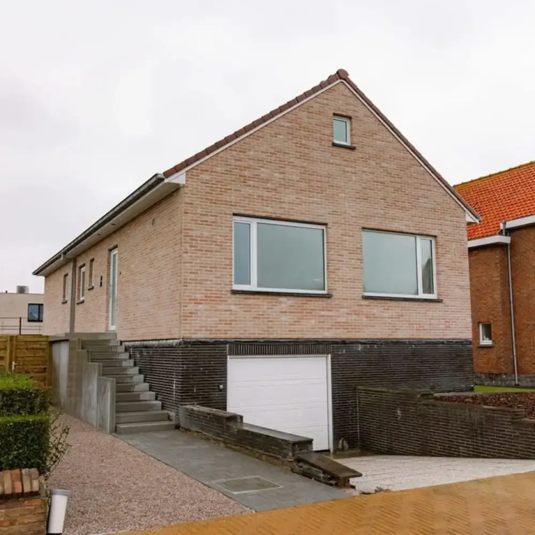 Spacious Getaway Close to the Beach and Airport