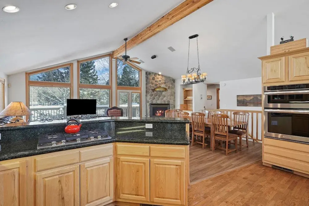 2 Sarazen Home with Hot Tub and BBQ on the Deck, Close to Woodlands Golf Course by RedAwning