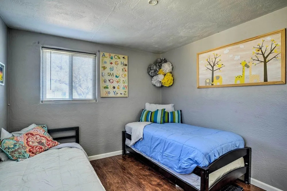 Vibrant ABQ Adobe Den: Mtn Views, Walk to Park!