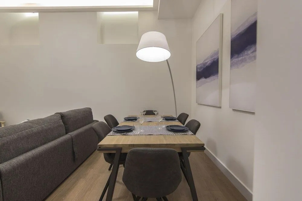 High Ceiling Duplex Apt Cais do Sodre